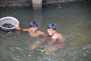 These boys were diving for mussels - at least that's what appears to be in their dish - and happy played and posed for our cameras. We were on the houseboats when we encountered them.