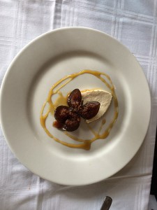 Fig and cheese with brown sugar sauce