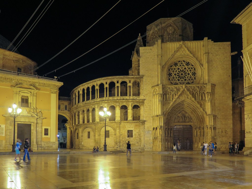 The reverse side of the Catedral de Valencia at night