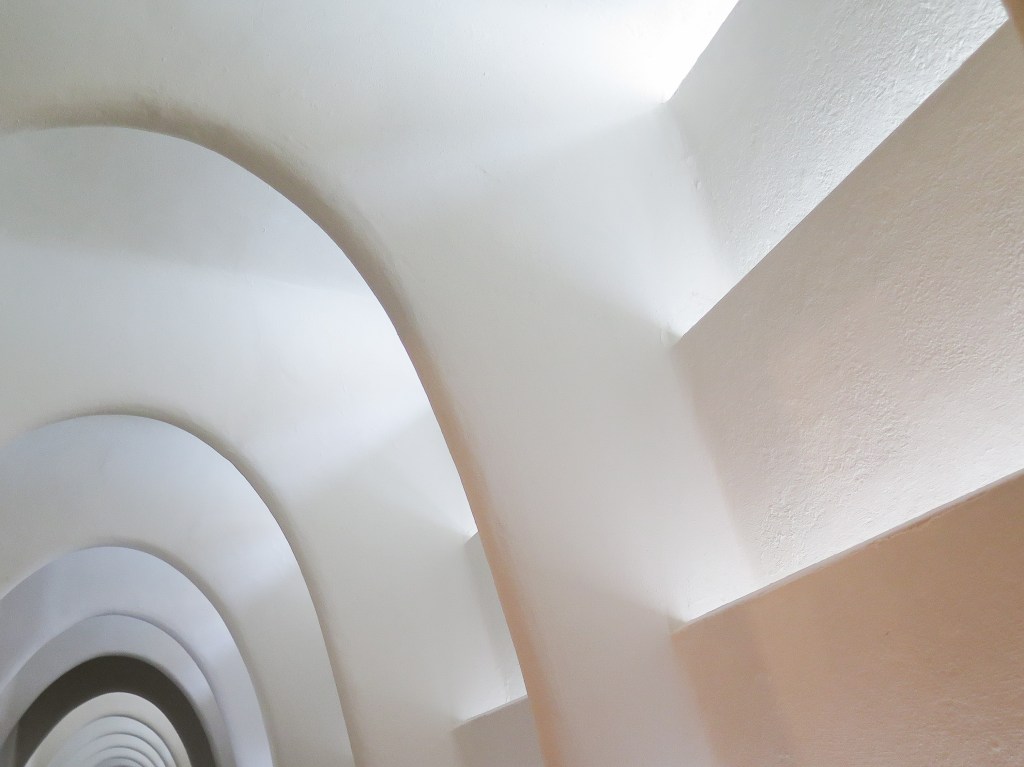 Catenary arches in the servants' quarters