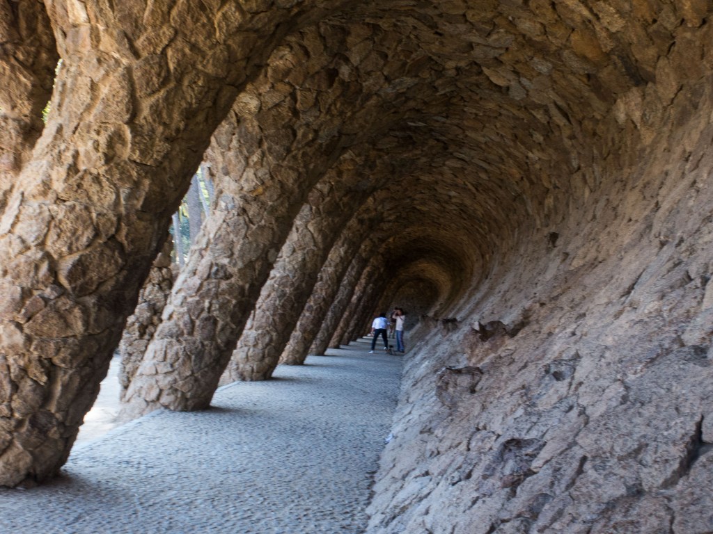 Long colonnade for laundry workers