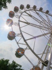 Ferris wheel with enclosed pods